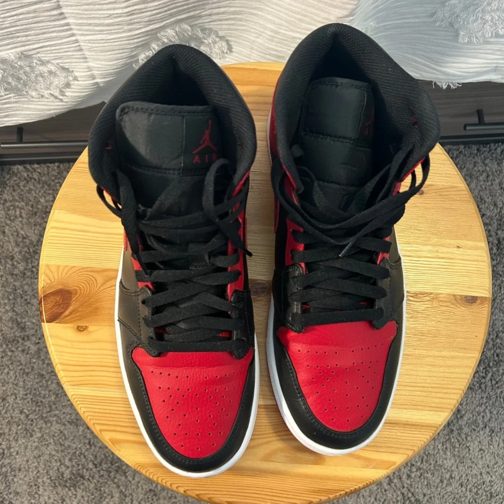 Jordan 1 Mid Banned (2020) - Picture 2 of 9